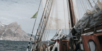 La Bokbåten è una nave-biblioteca che porta libri e diffonde cultura alle comunità risiedenti nei fiordi norvegesi
